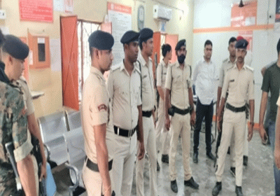 20 lakh rupees looted from the bank in Bihar, the robbers shot the guard