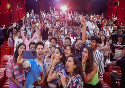 Varun Dhawan and Janhvi Kapoor Surprise to Fan 