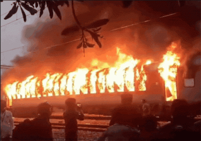 Three bogies of New Delhi-Darbhanga Express burnt in Etawah