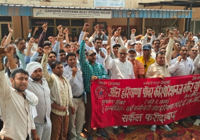 Electricity workers staged a protest at the SE's office