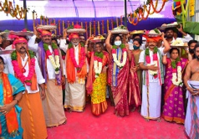 तिरुमला तिरुपति देवस्थानम के अध्यक्ष श्री वाईवी सुब्बारेड्डी और श्रीमती स्वर्णलता ने रेशम स्कार्फ भेंट किए