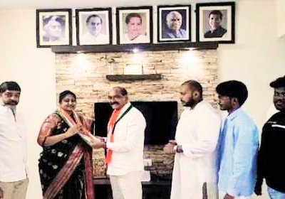 Actress Divyavani joins Congress