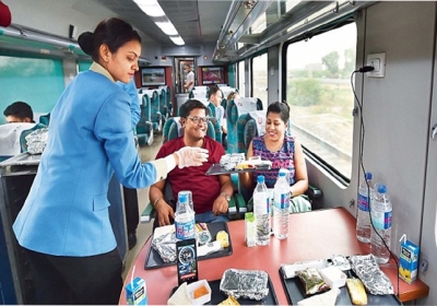 Free food and cold drink in Indian Railway for passengers.