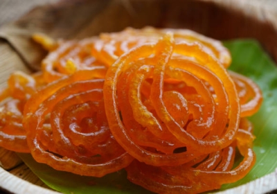 भारत की गलियों में सुबह की चाय के साथ गरम समोसे और शाम को मीठी जलेबी एक आम दृश्य है।