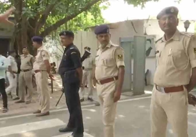 CBI raids on Lalu, action at the homes of those who got jobs in Railways