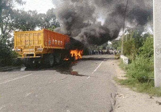 Accident happened on Barara Highway in Sadhaura, dumper crushed 2 youths in Yamunanagar