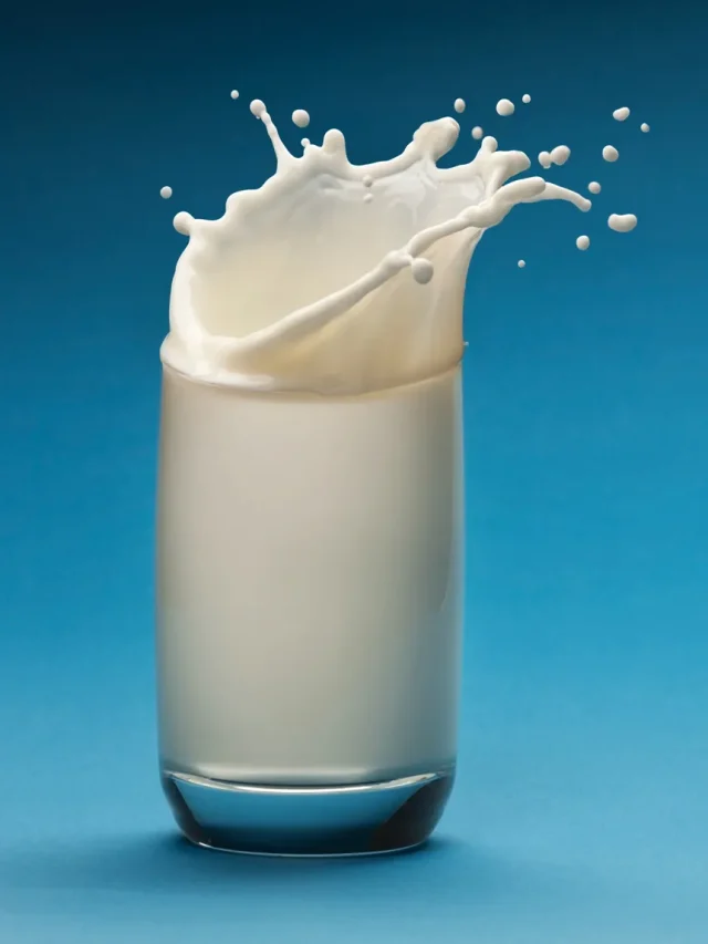 दूध का सेवन करने के फायदों के बारे में जानें।