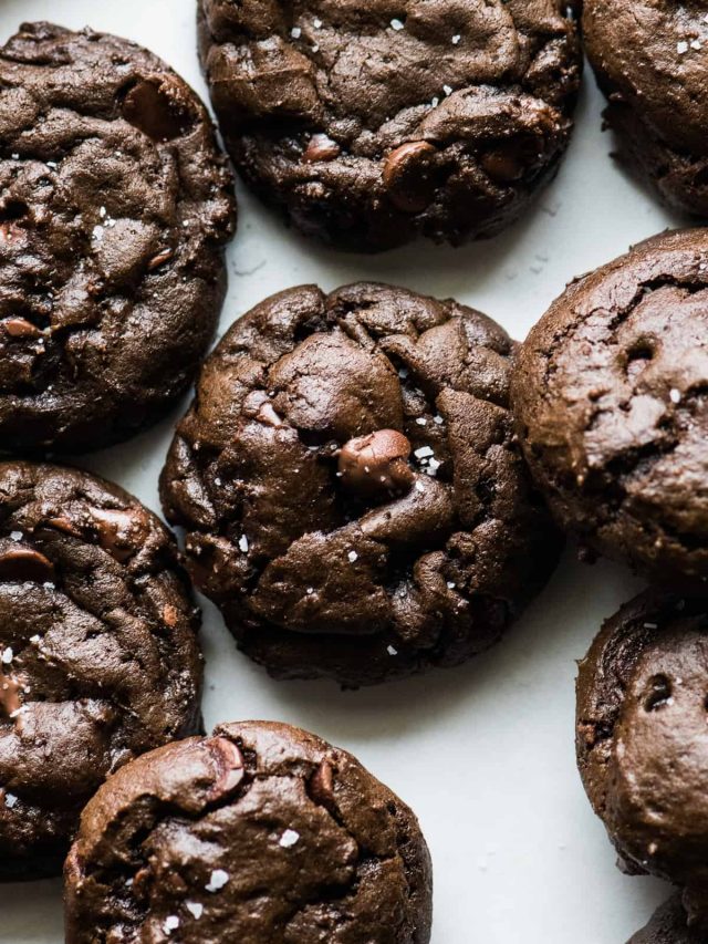 घर पर बनाएं एगलेस चॉकलेट कुकीज।