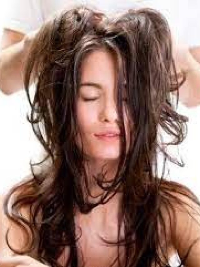 ऑयली या चिपके बालों की समस्या कम करने के लिए अपनाएं ये तरीके।